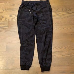 On the Fly joggers CAMO color
